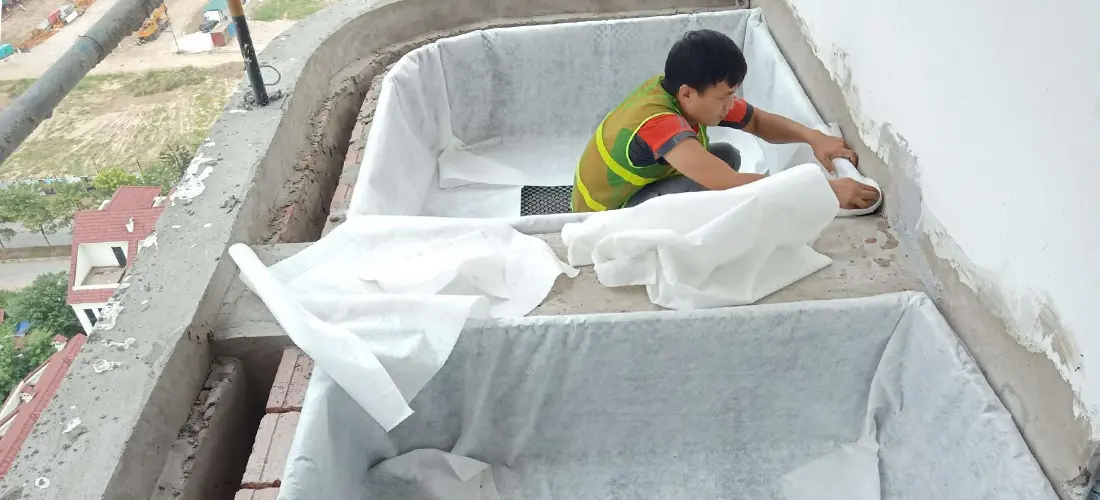Chèn mép vải địa trồng cây vào khe giữa vỉ thoát nước và tường