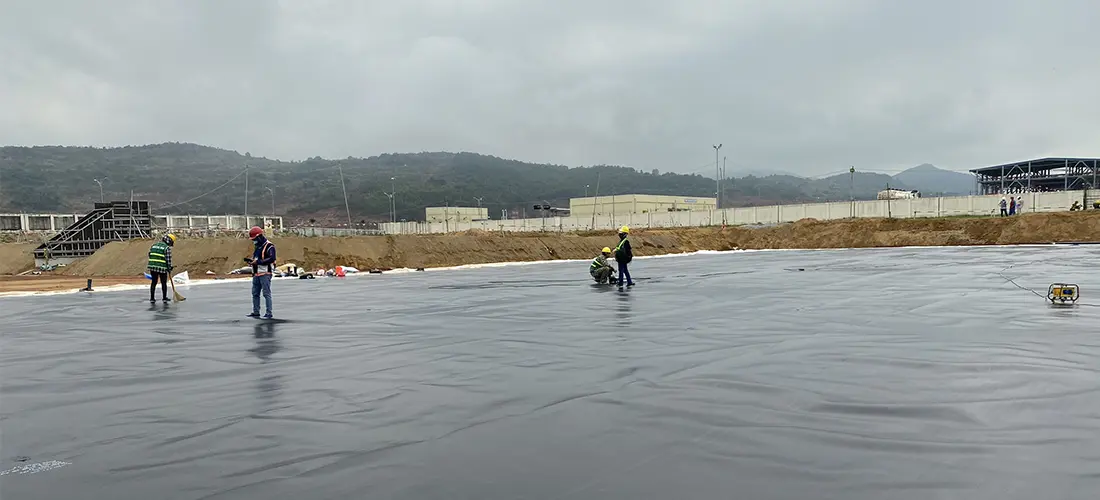 Dùng màng chống thấm HDPE HSE 1.5 mm lót hồ