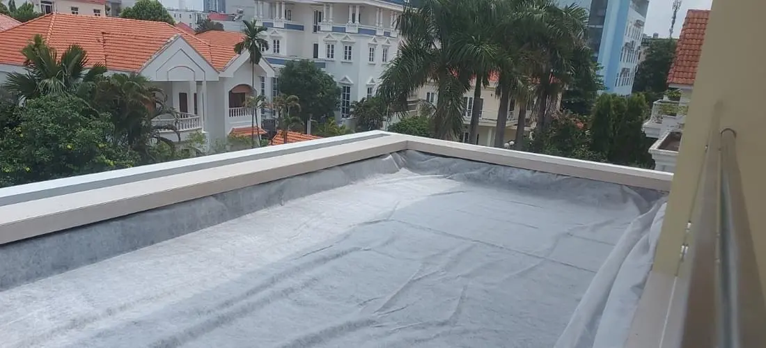 Phủ vải địa trồng cây lên trên tấm thoát nước toàn phần plasticell