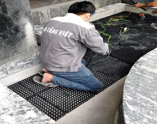 Lắp đặt vỉ thoát nước và rải vải địa